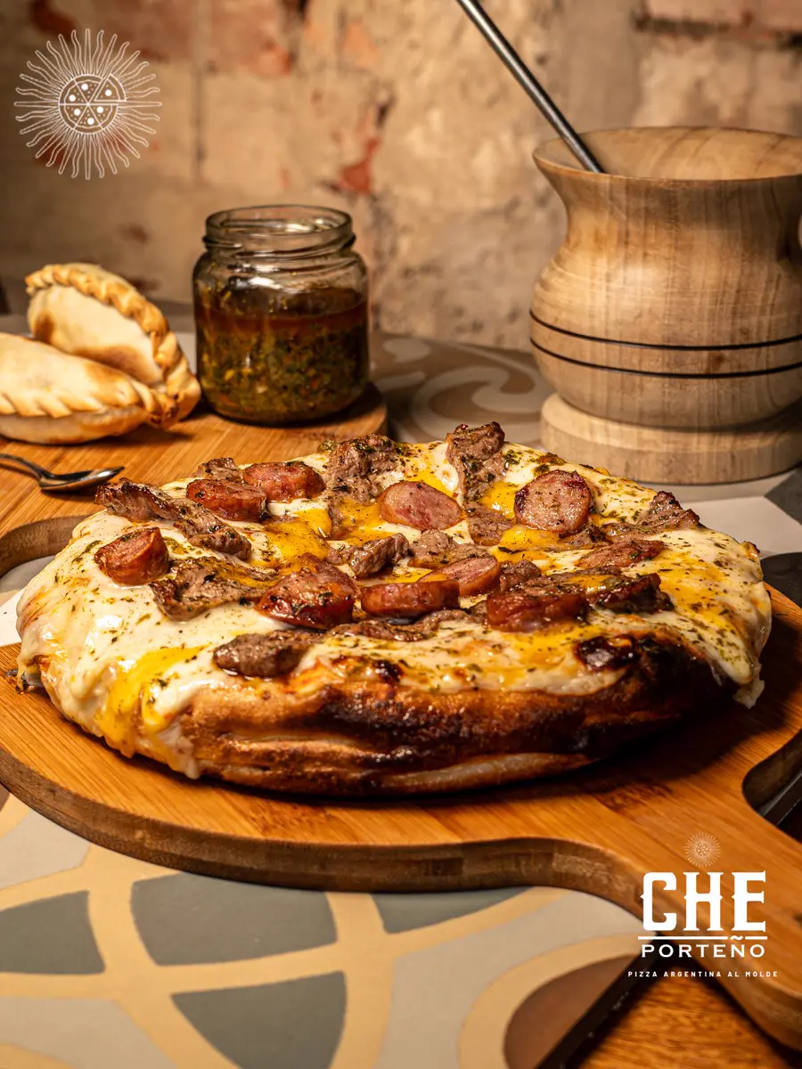 Pizza de asado argentino de Che Porteño